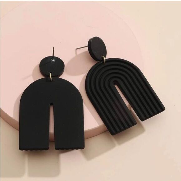 Black Geometric Earrings - Picture 2 of 6